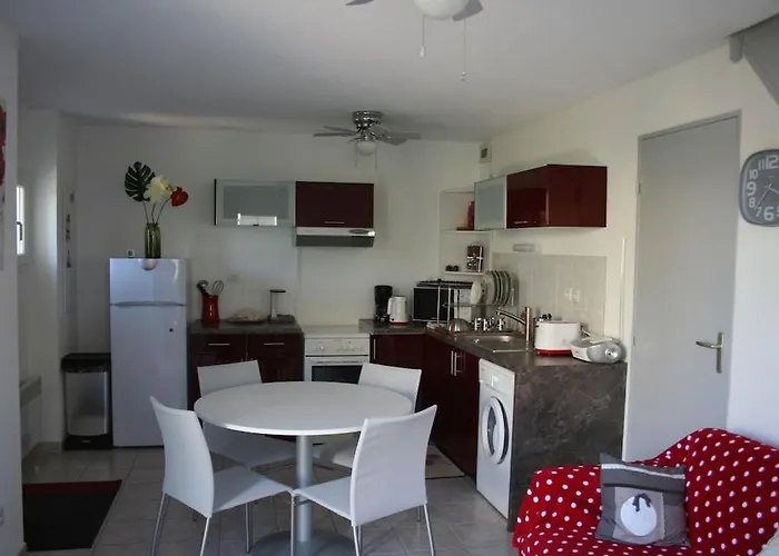 Villa A Deux Pas De La Cite Medievale Dans Une Residence Tres Calme
